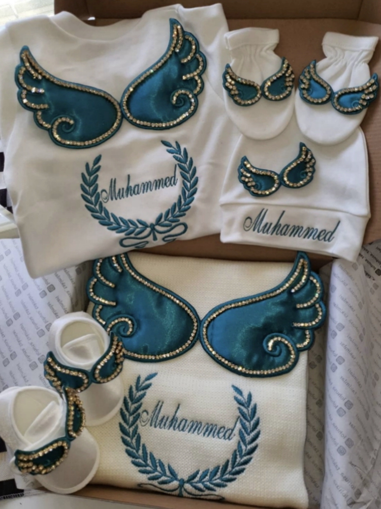 Baby Nursery Embroidery - ชุดนอนเด็กอ่อนปักชื่อ 5 ชิ้น ลายปีกนางฟ้า พร้อมผ้าห่มห่อตัว ทำมือ
